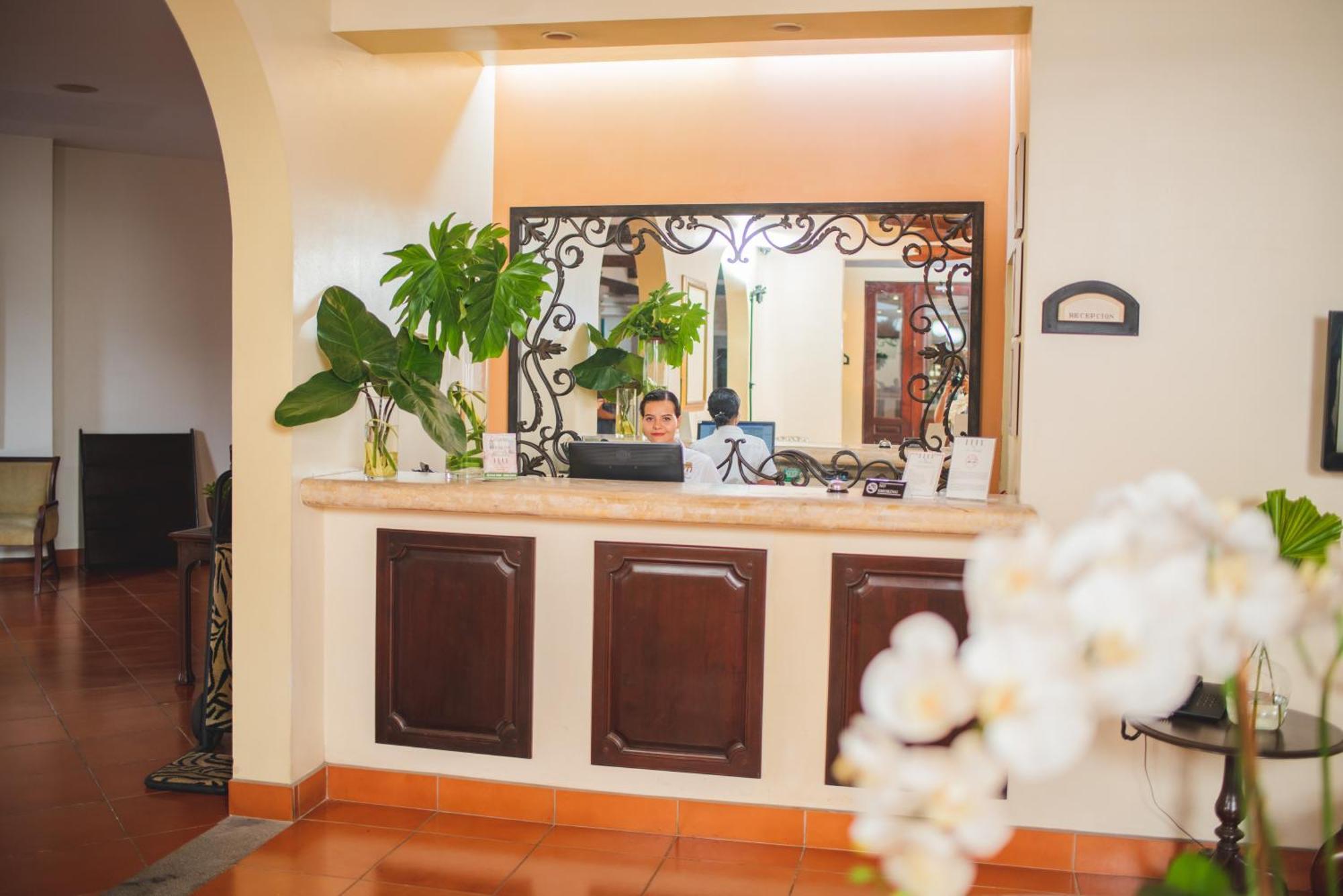 Hotel Los Portales Chinandega Exterior photo