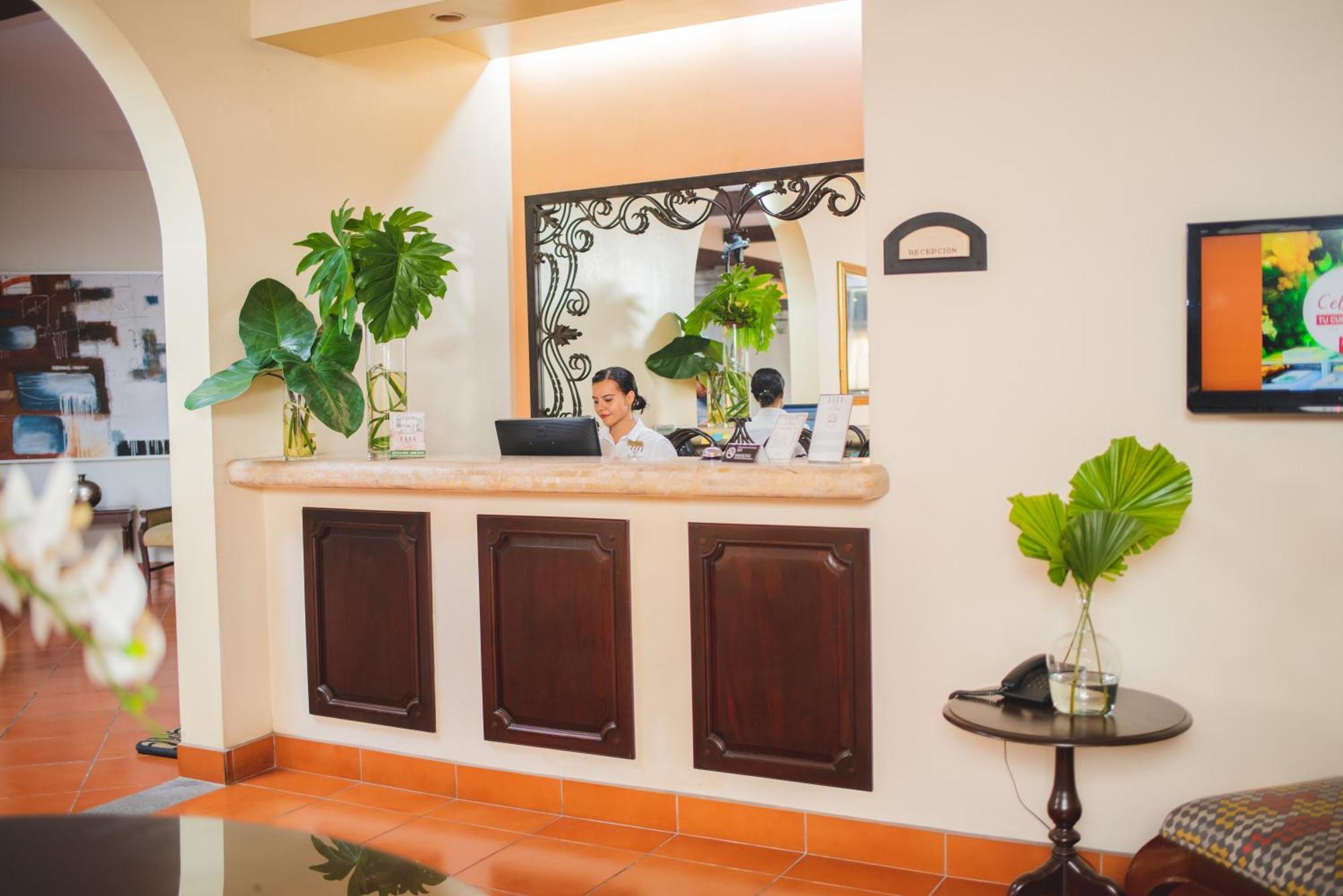 Hotel Los Portales Chinandega Exterior photo