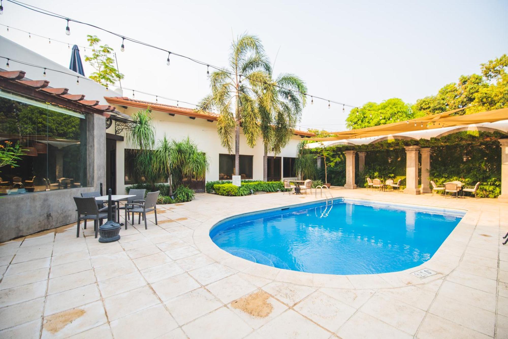Hotel Los Portales Chinandega Exterior photo