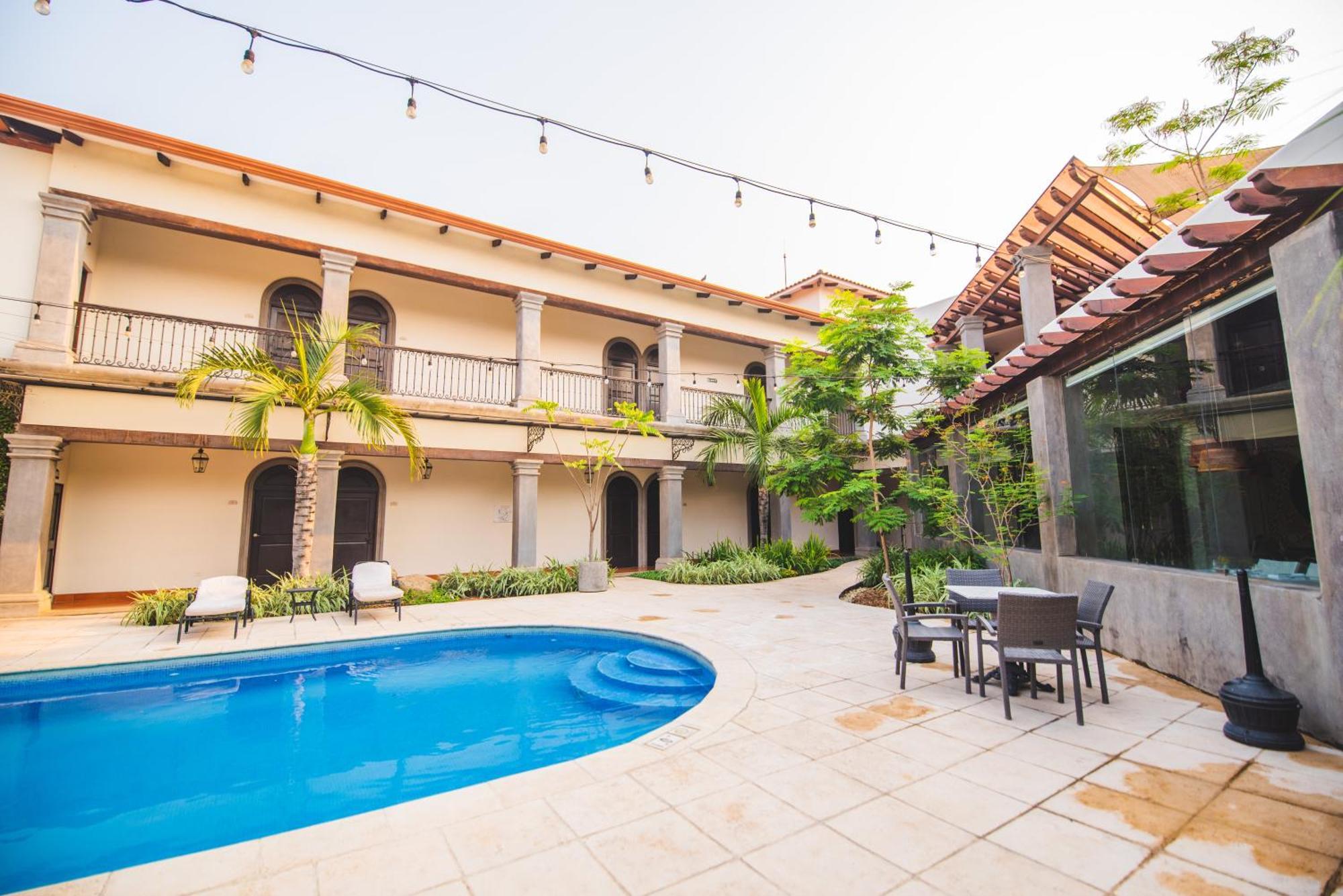 Hotel Los Portales Chinandega Exterior photo