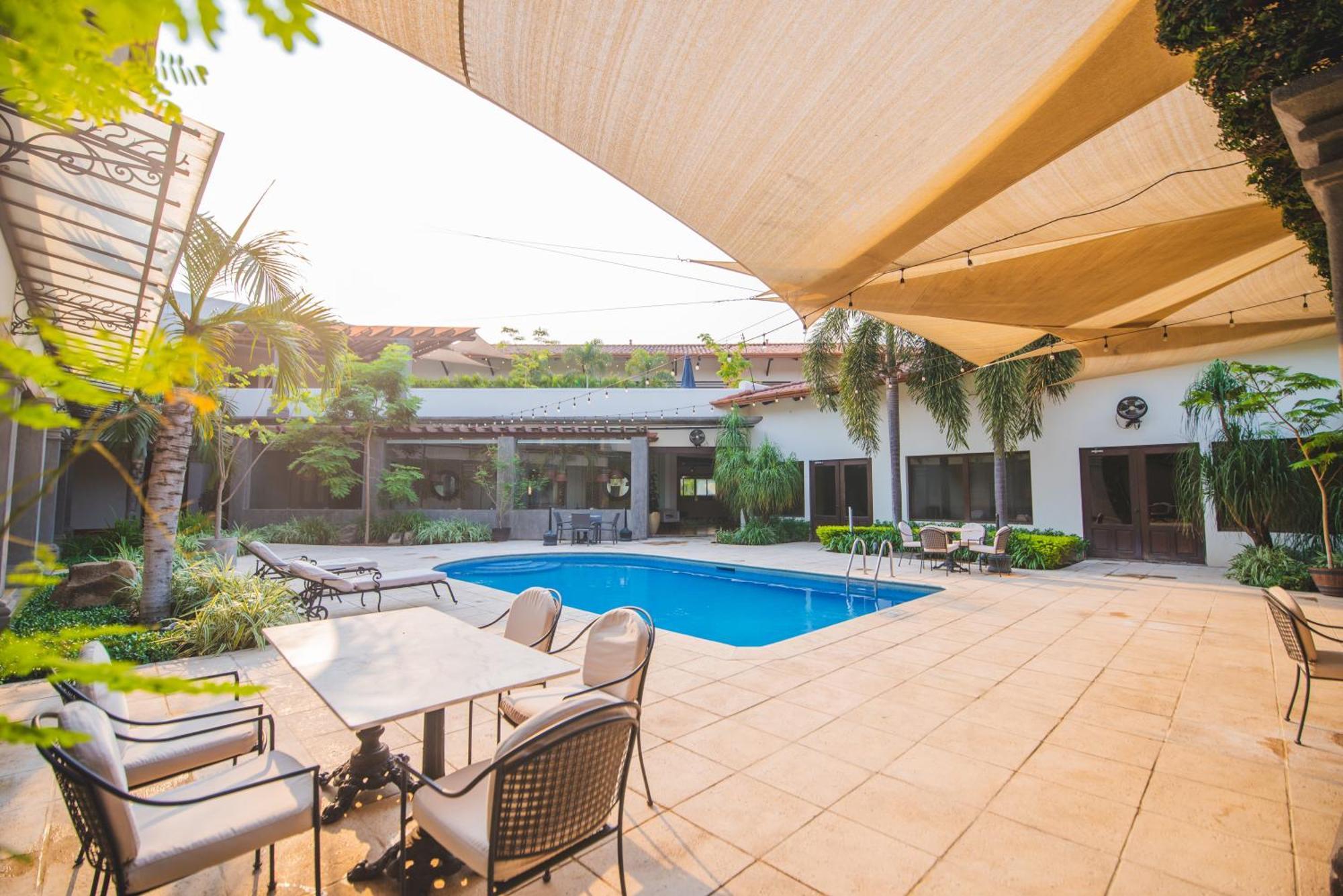 Hotel Los Portales Chinandega Exterior photo