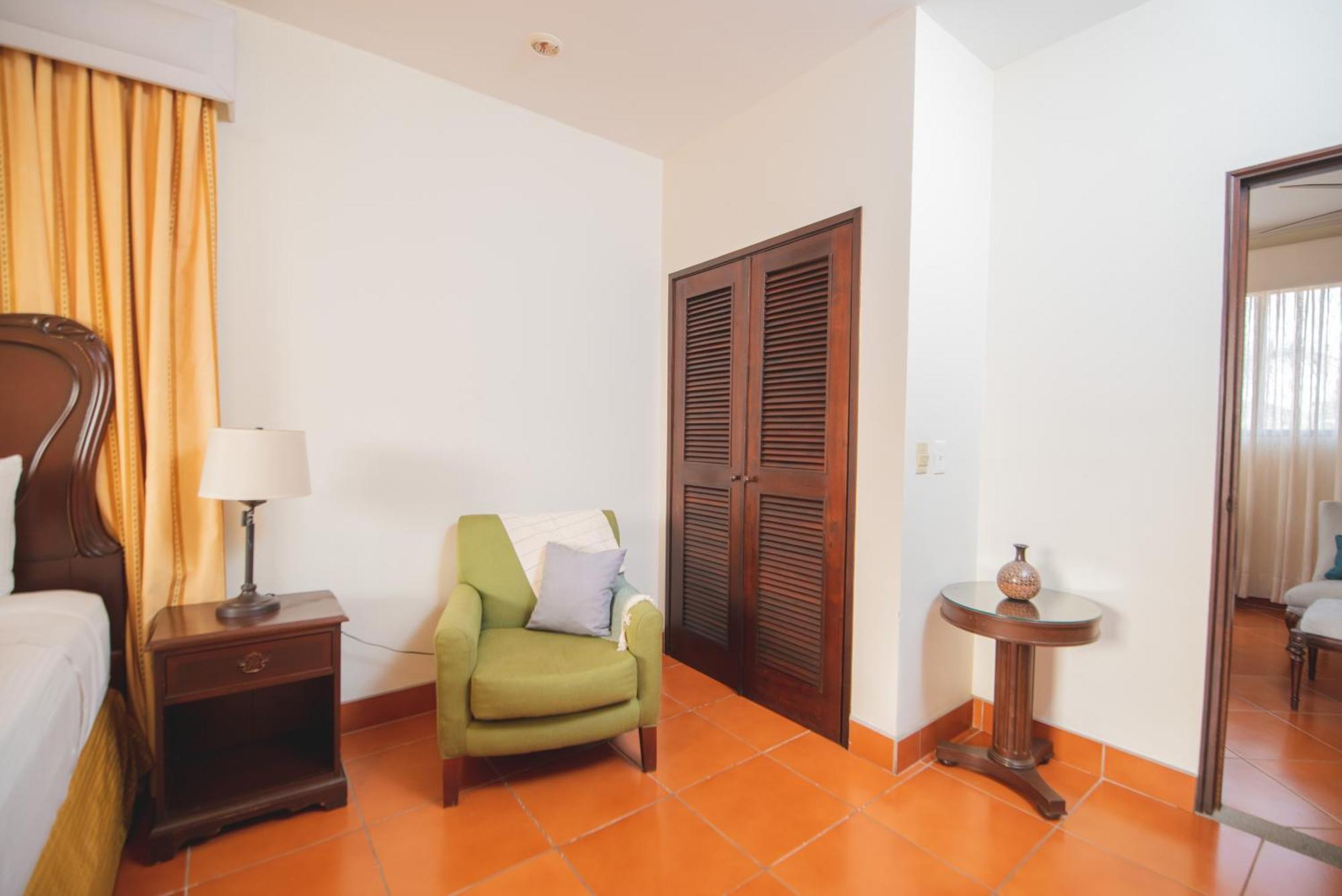 Hotel Los Portales Chinandega Exterior photo
