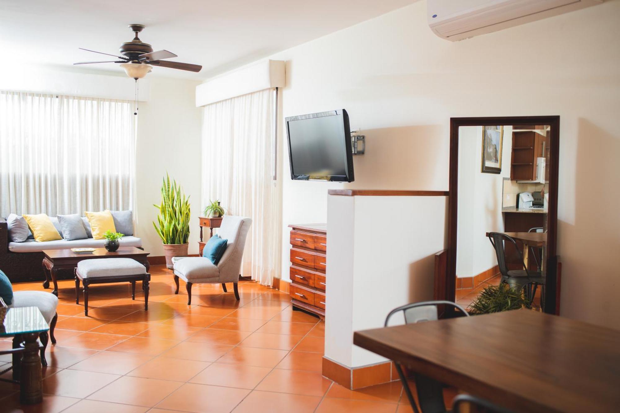 Hotel Los Portales Chinandega Exterior photo