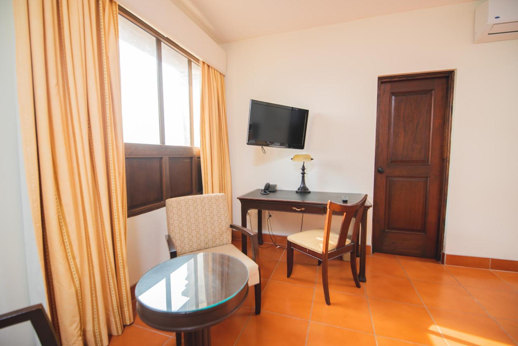 Hotel Los Portales Chinandega Exterior photo