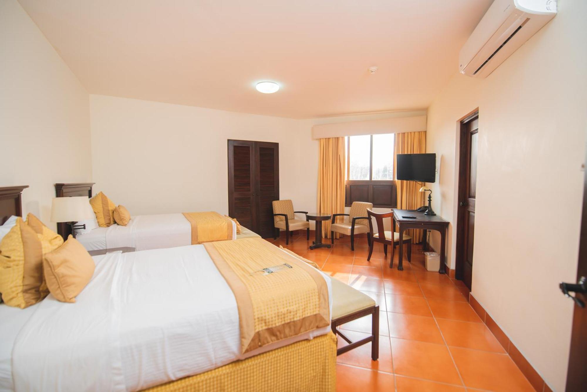 Hotel Los Portales Chinandega Exterior photo