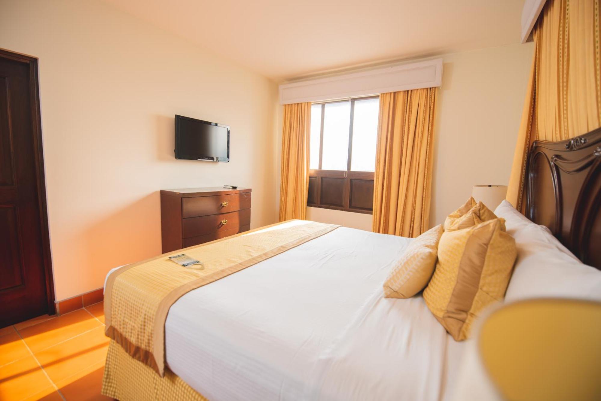 Hotel Los Portales Chinandega Exterior photo
