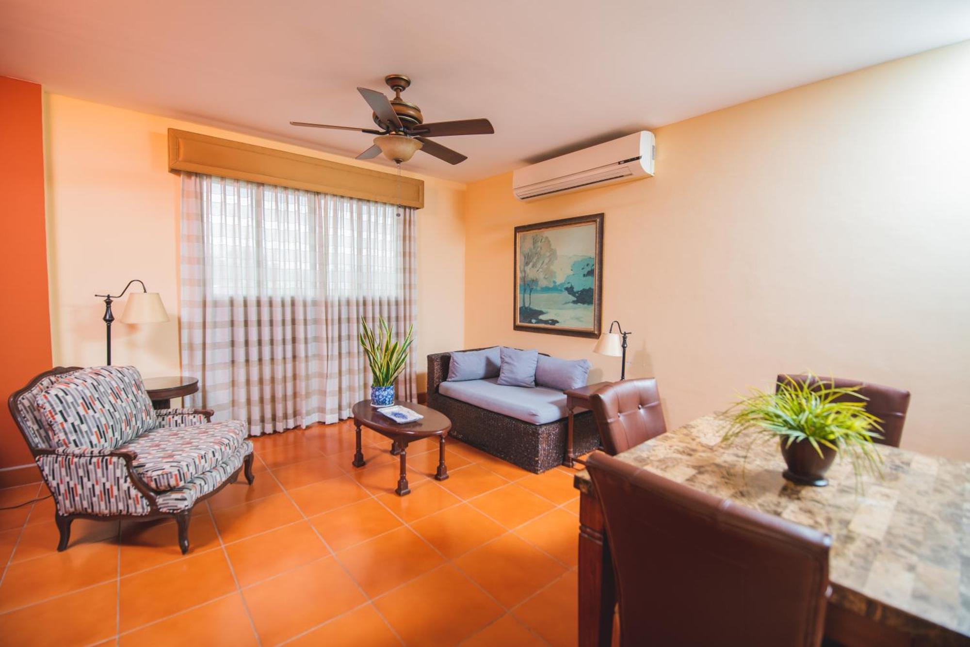 Hotel Los Portales Chinandega Exterior photo