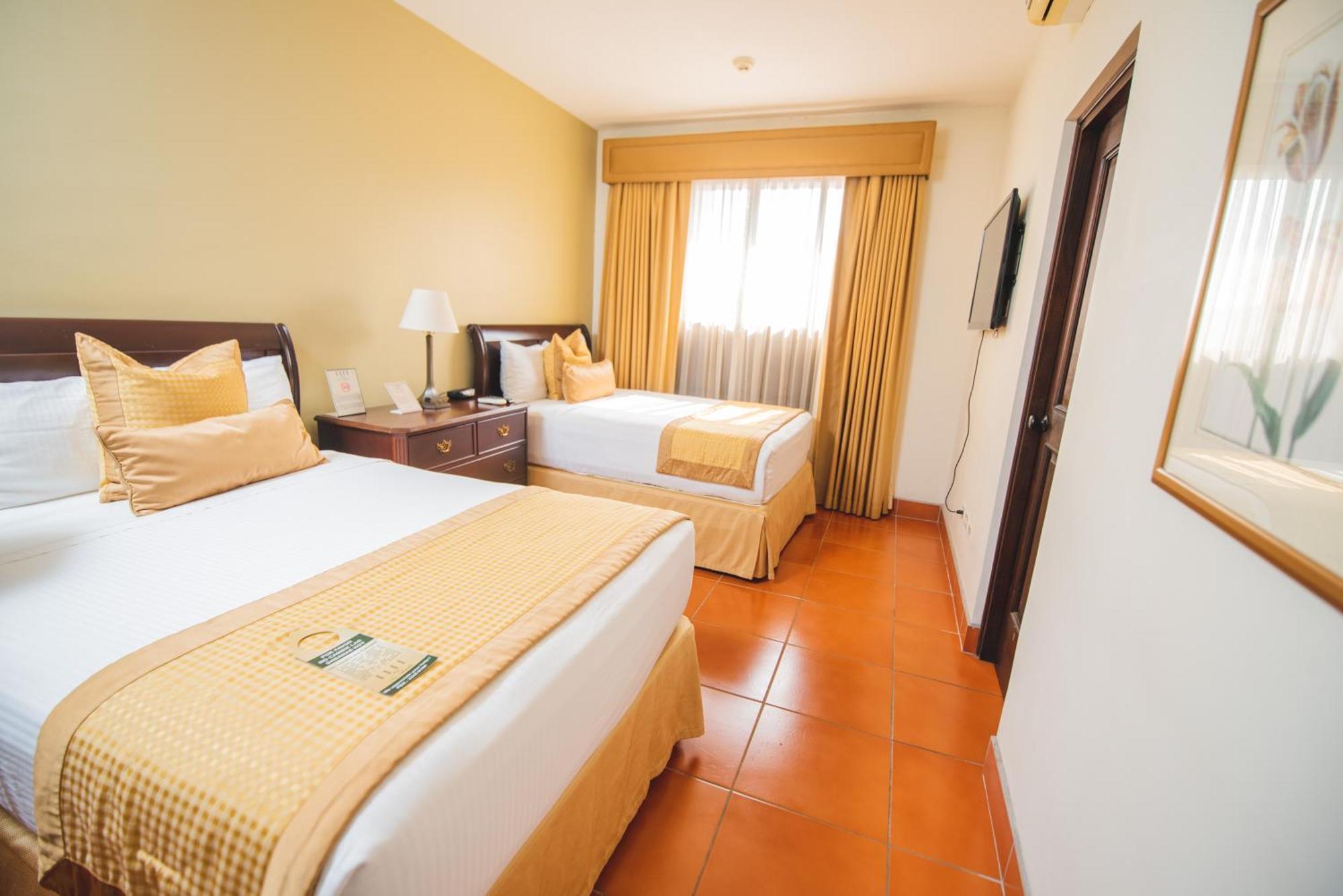 Hotel Los Portales Chinandega Exterior photo