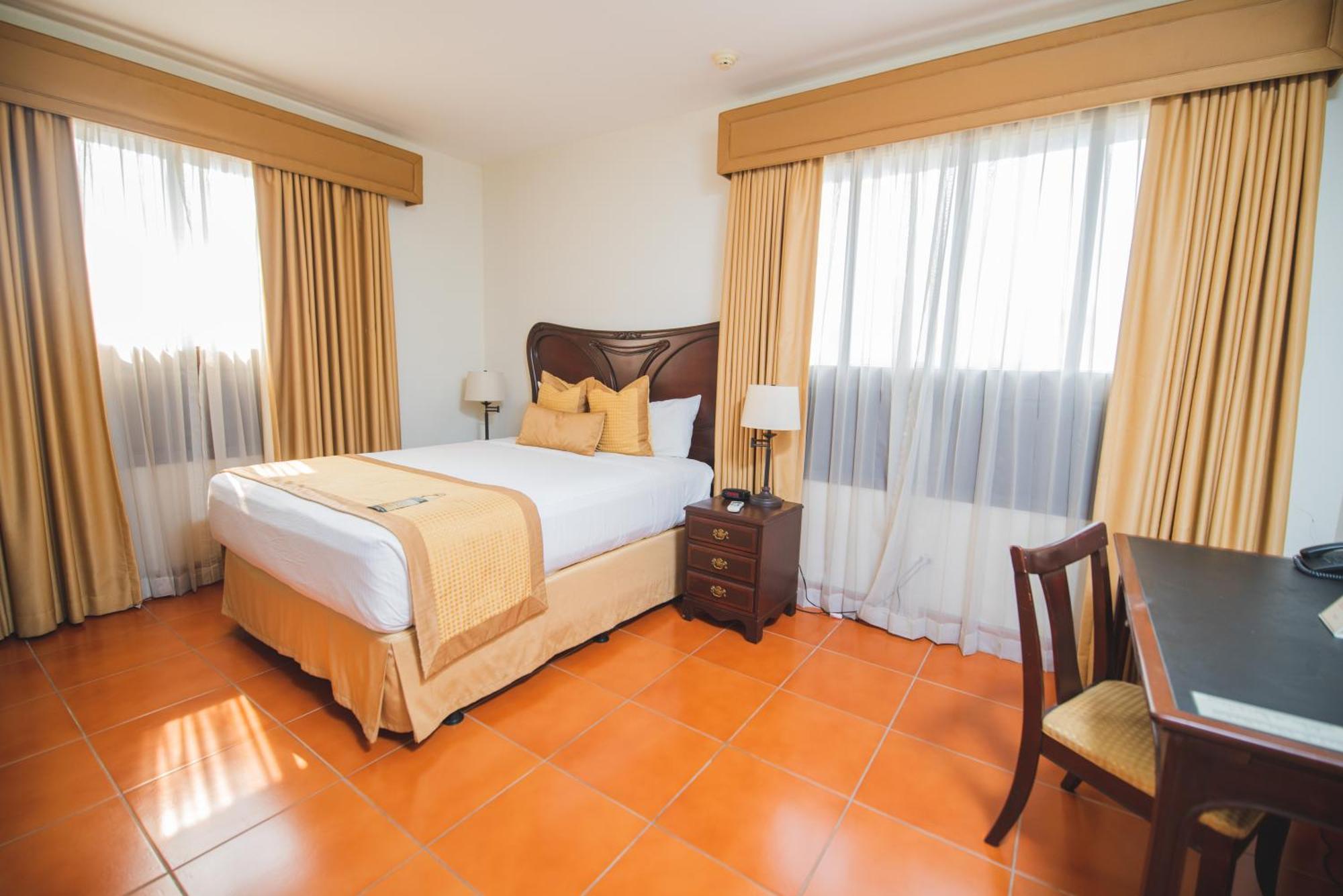 Hotel Los Portales Chinandega Exterior photo