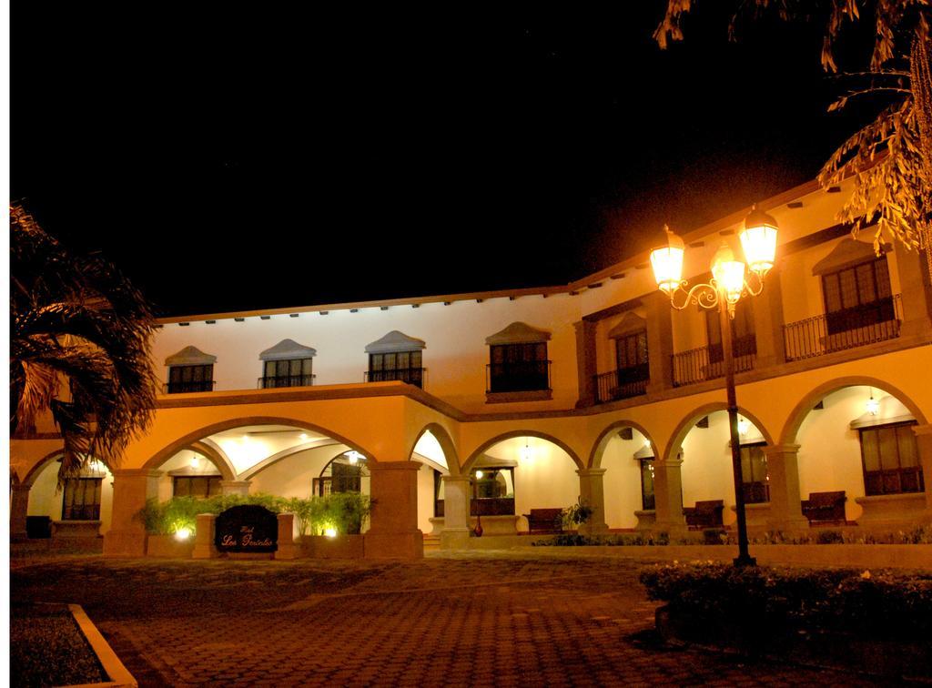 Hotel Los Portales Chinandega Exterior photo