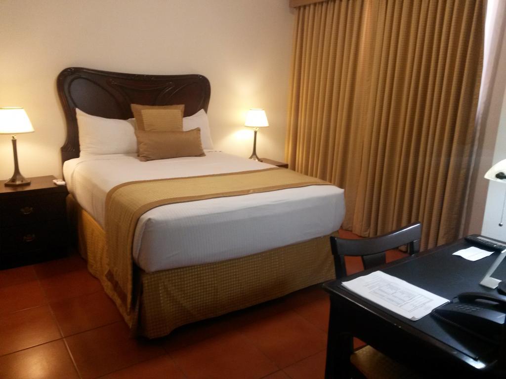 Hotel Los Portales Chinandega Exterior photo