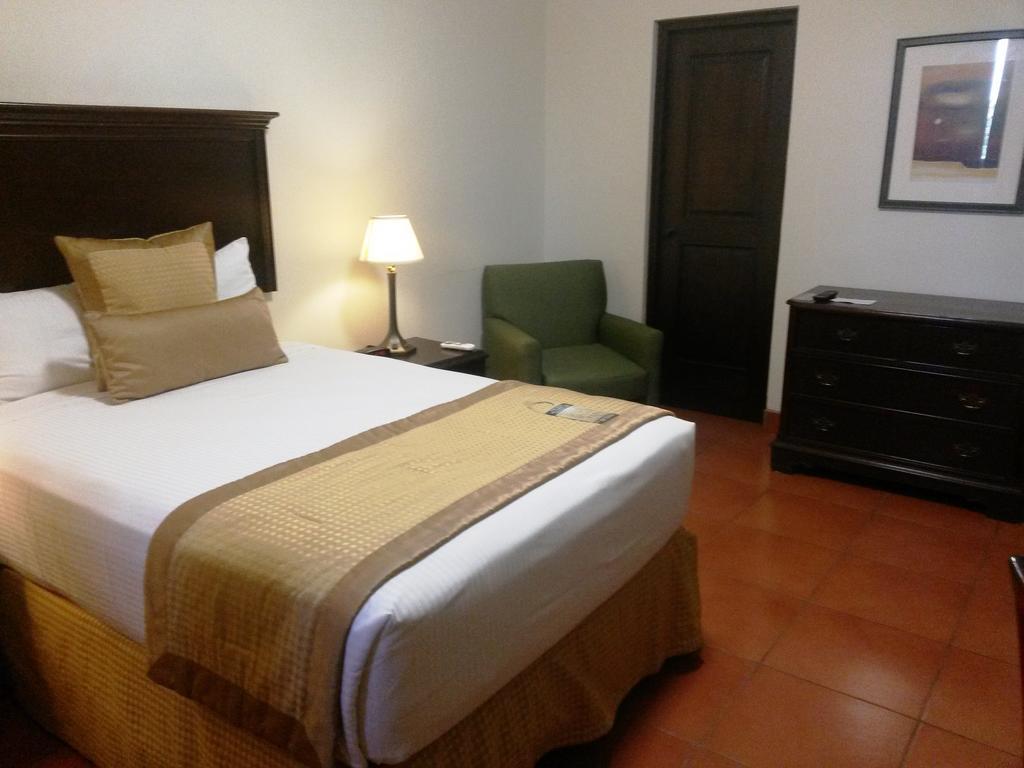 Hotel Los Portales Chinandega Exterior photo